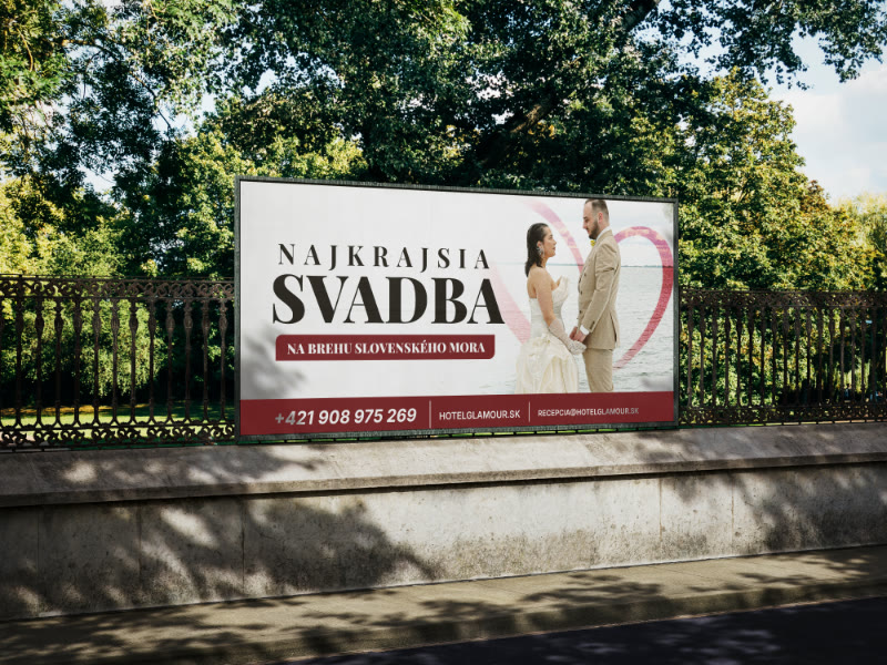 Billboard „Najkrajšia svadba na brehu slovenského mora“ s telefónom a webom.